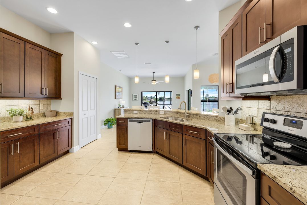 401 NE 19th Pl, Cape Coral, FL 33909