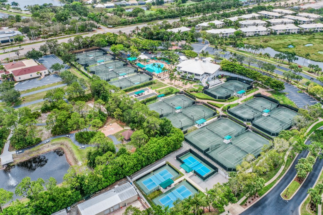 1343 Old Oak Ln, Naples, FL 34110