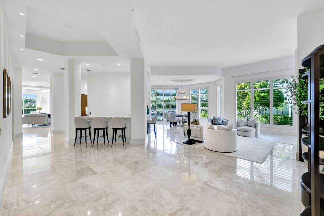 13675 Vanderbilt Dr #210, Naples, FL 34110