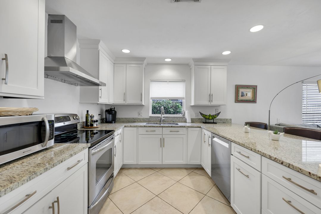 768 96th Ave N, Naples, FL 34108