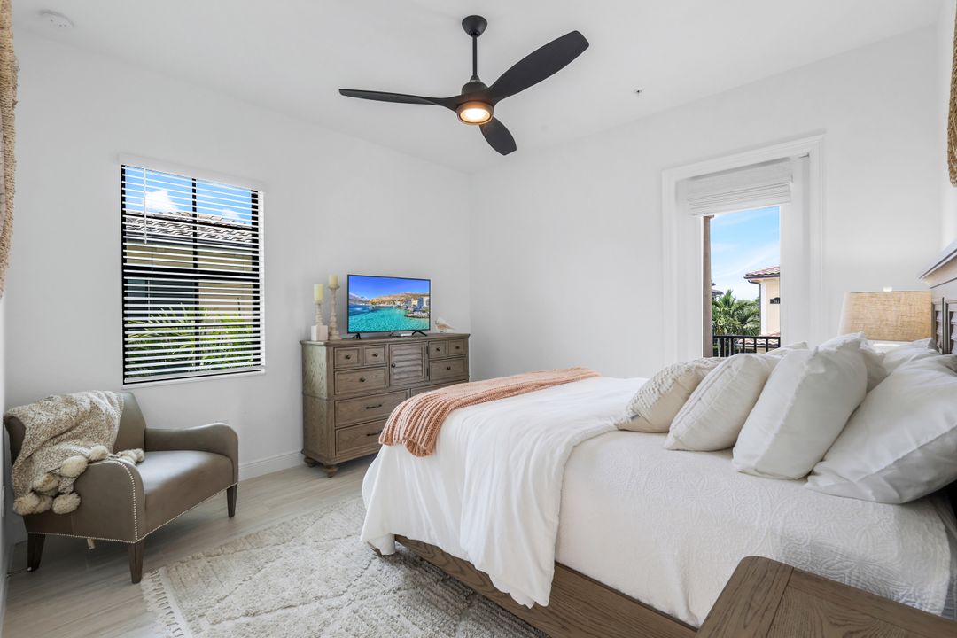 2472 Breakwater Wy #11-202, Naples, FL 34112