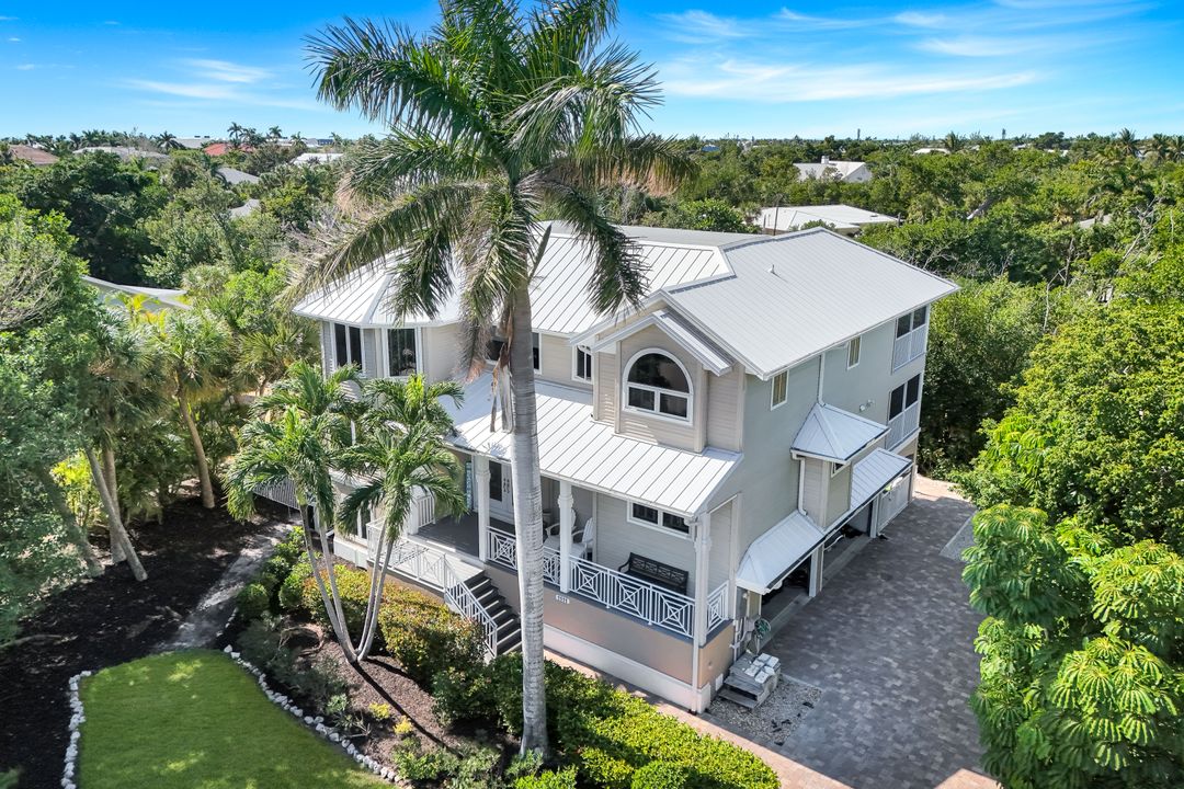 1111 Schooner Pl, Sanibel, FL 33957