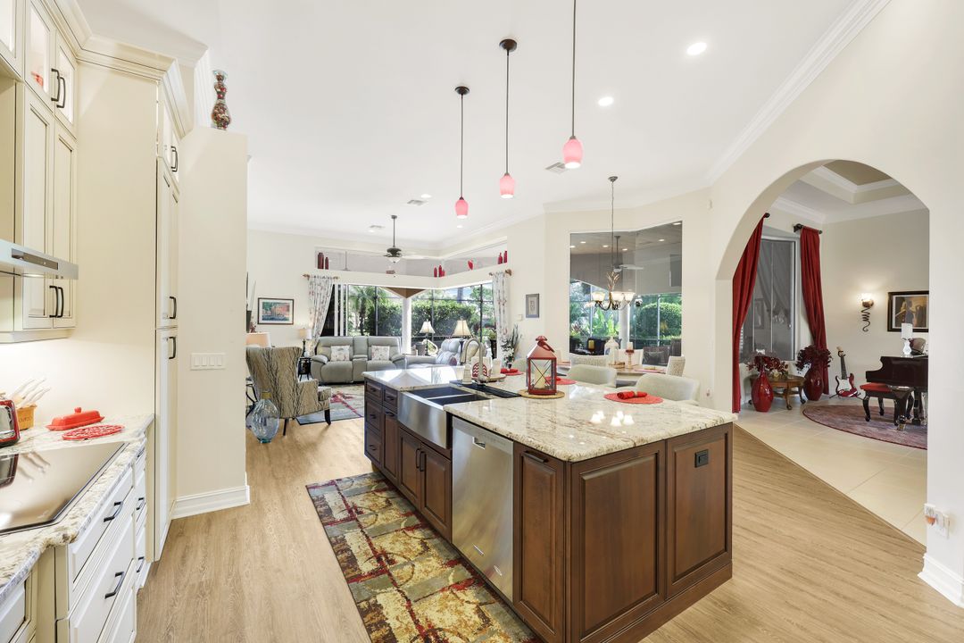 5926 Amberwood Dr, Naples, FL 34110