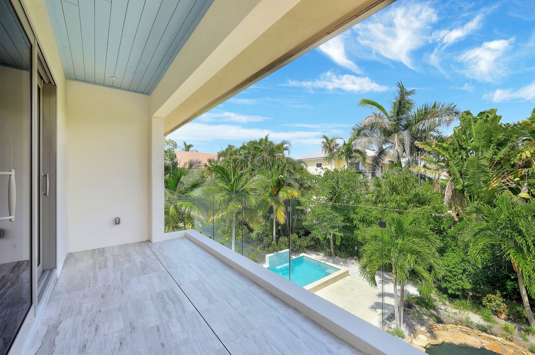 355 7th Ave S, Naples, FL 34102
