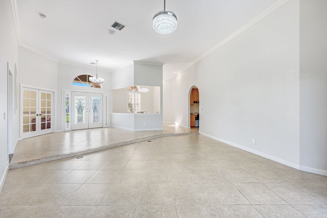 2035 Castle Garden Ln, Naples, FL 34110