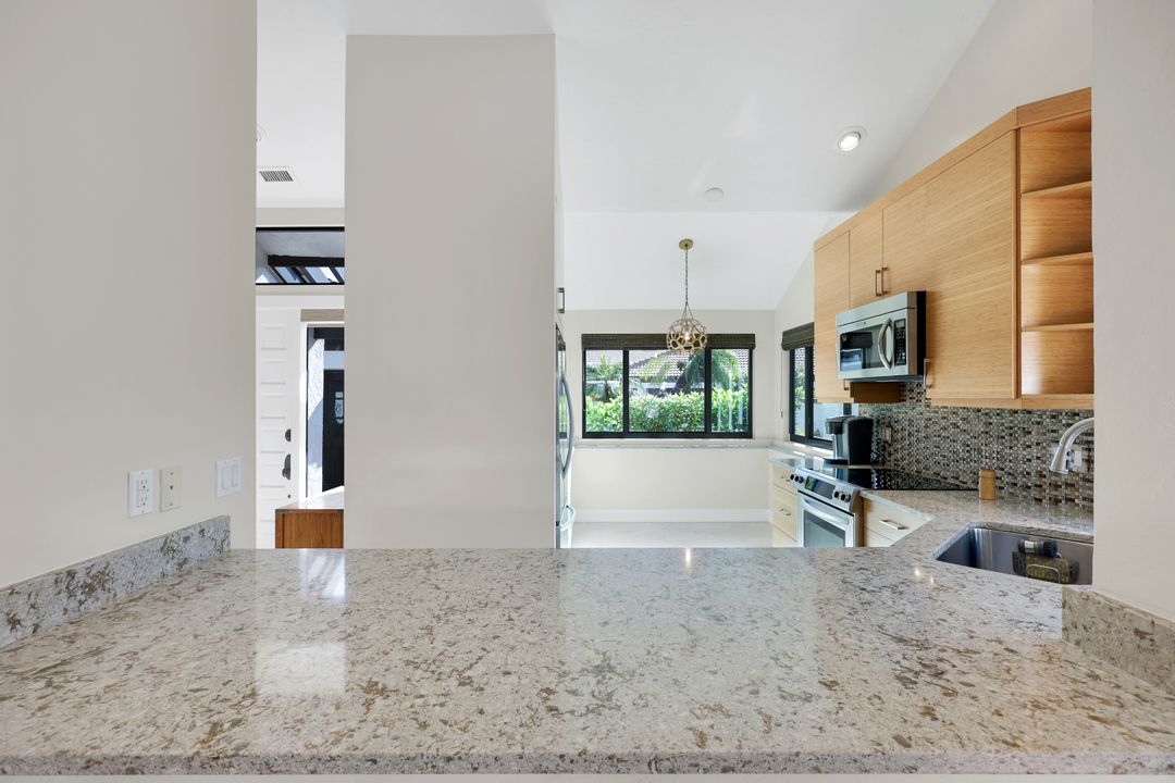 529 Bay Villas Ln, Naples, FL 34108