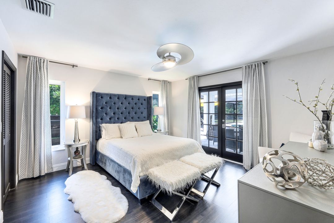 6010 Standing Oaks Ln, Naples, FL 34119