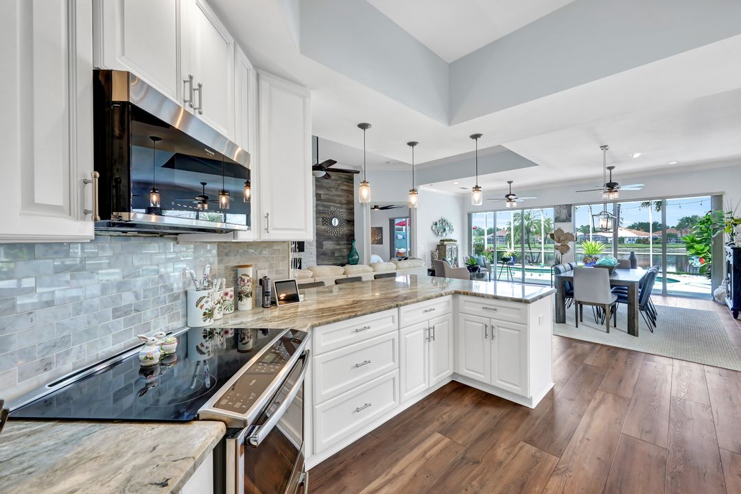 5441 Freeport Ln, Naples, FL 34119