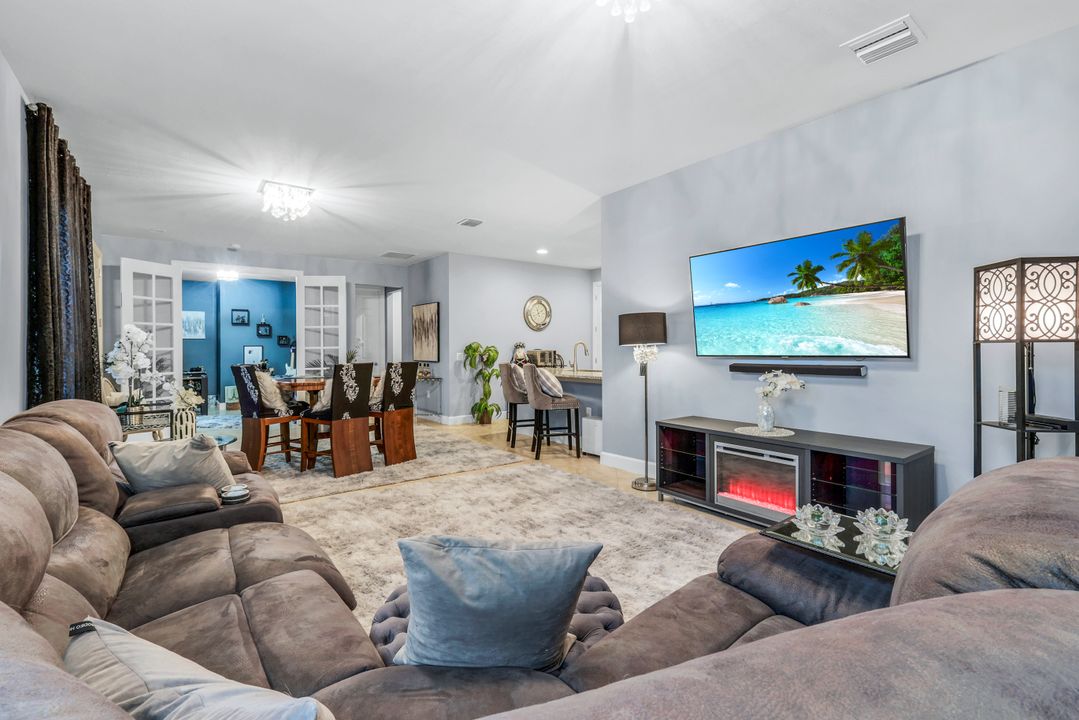 7659 Jacaranda Ln, Naples, FL 34114