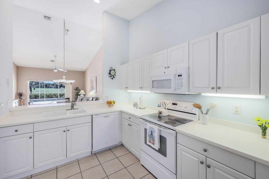 6667 Castlelawn Pl #19, Naples, FL 34113