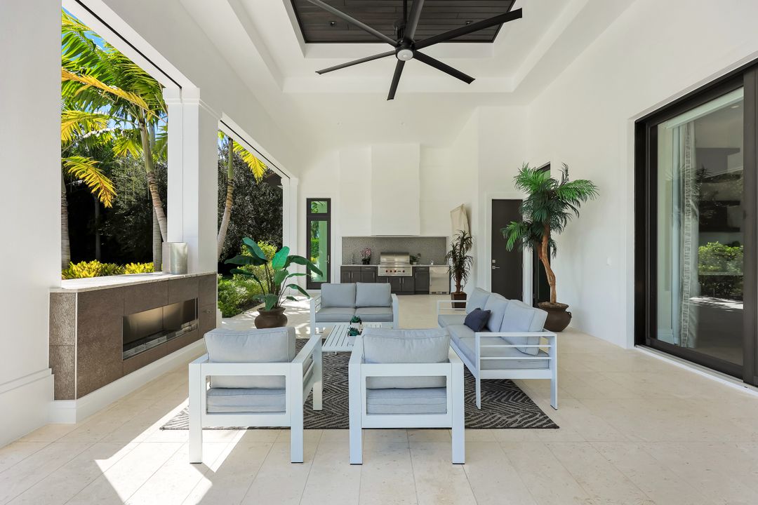 112 Hickory Rd, Naples, FL 34108