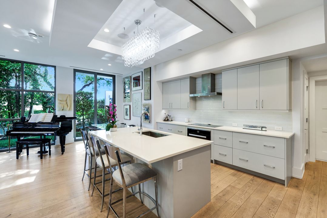 335 Banyan Blvd, Naples, FL 34102