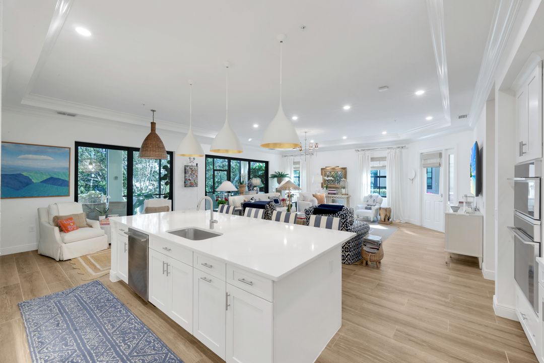 2472 Breakwater Wy #11-102, Naples, FL 34112