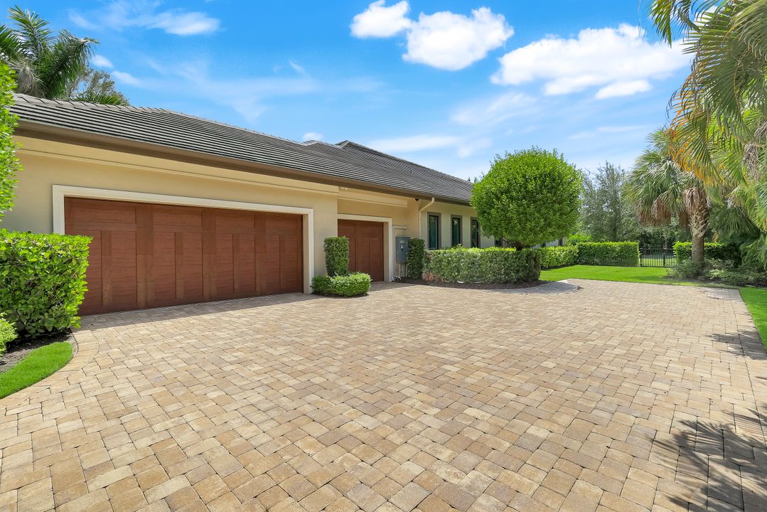 112 Hickory Rd, Naples, FL 34108
