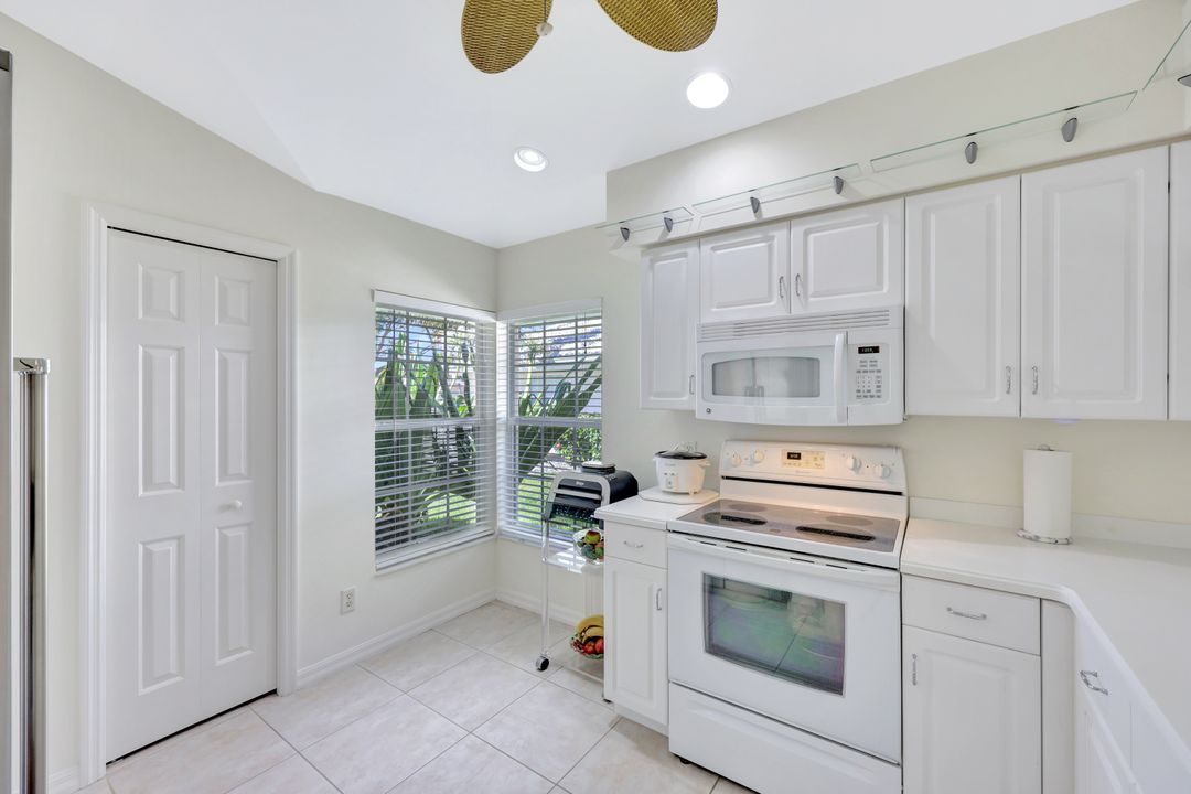 4910 Europa Dr, Naples, FL 34105