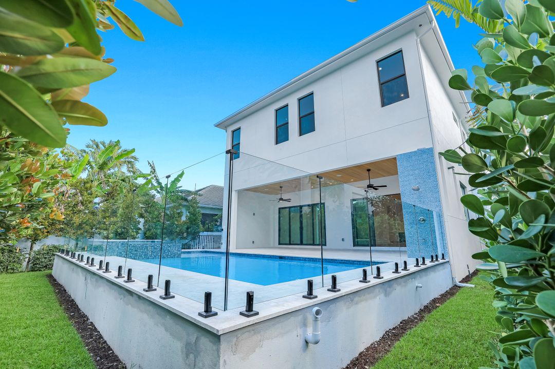 513 92nd Ave N, Naples, FL 34108