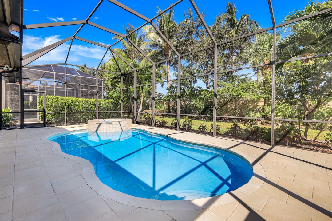 7319 Lantana Cir, Naples, FL 34119