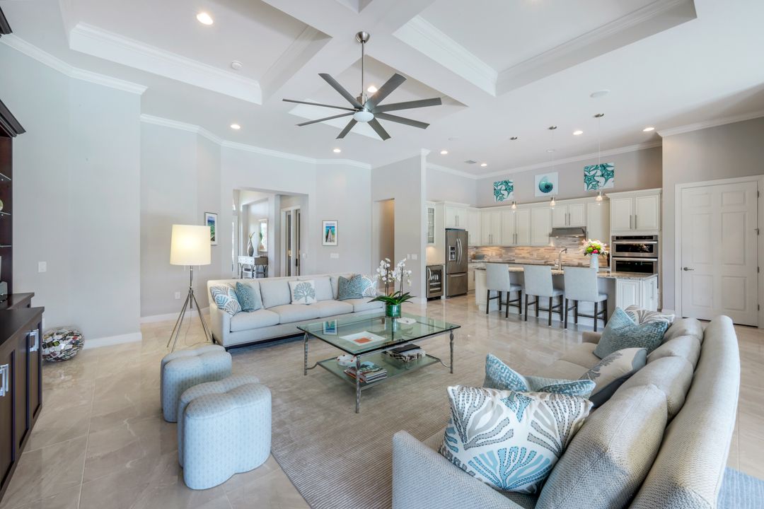9052 Graphite Cir, Naples, FL 34120