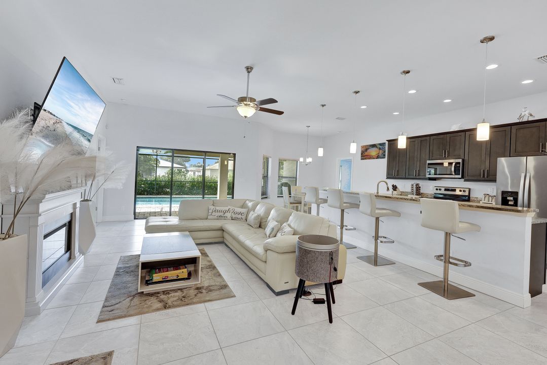 606 SE 4th St, Cape Coral, FL 33990