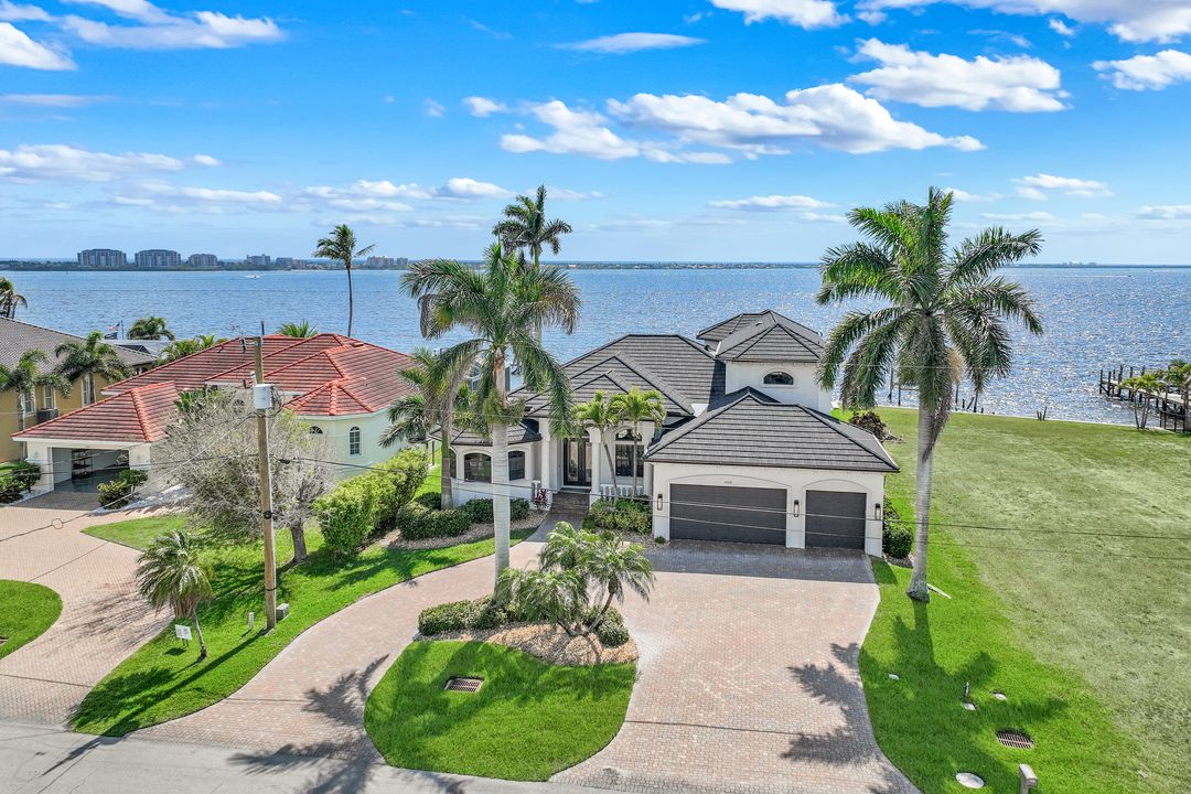 1028 Dolphin Dr, Cape Coral, FL 33904