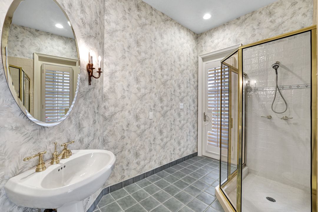 695 Ardmore Ln, Naples, FL 34108