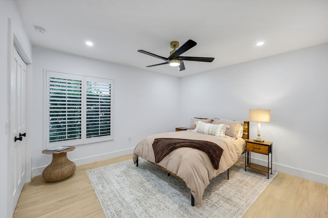 806 Knoll Wood Ct, Naples, FL 34108