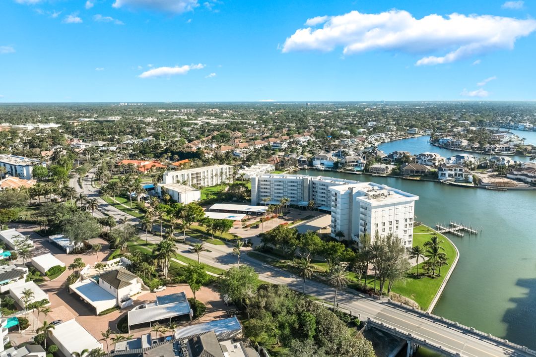 300 Park Shore Dr #5C, Naples, FL 34103