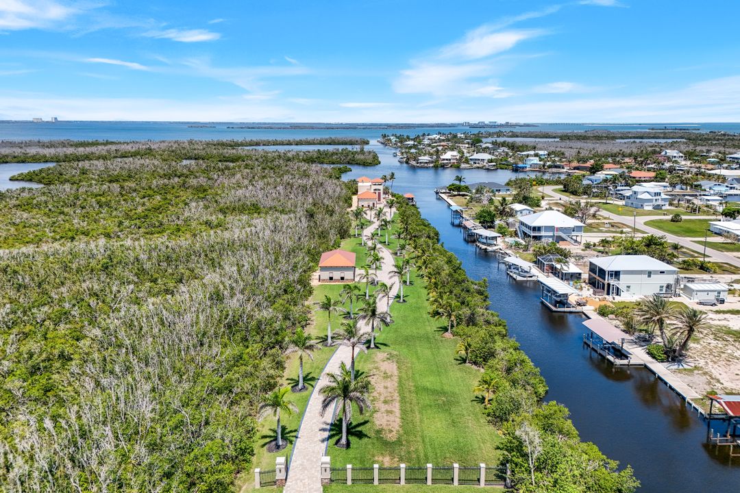 2755 Cussell Dr, Saint James City, FL 33956