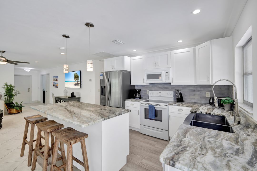 534 97th Ave N, Naples, FL 34108