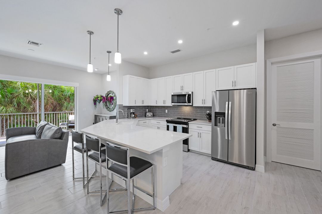 250 Indies Dr E  #202, Naples, FL 34114