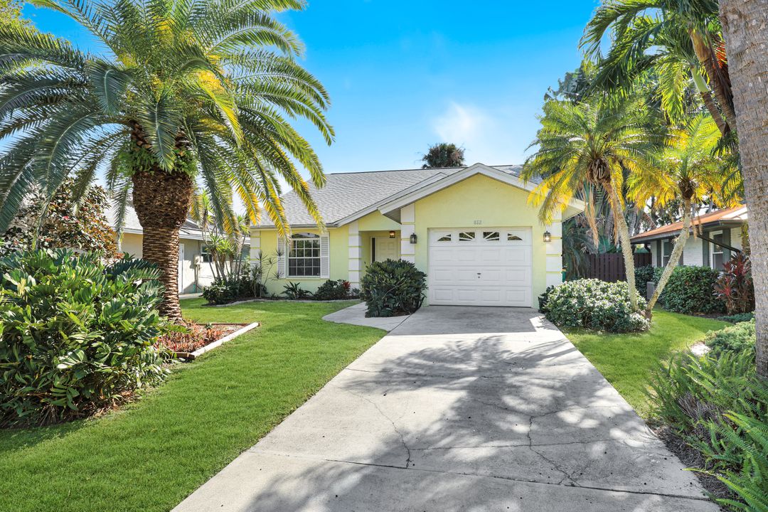 812 102nd Ave N, Naples, FL 34108