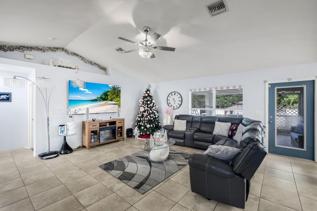 438 Willowbrook Dr, Lehigh Acres, FL 33972