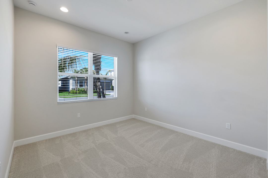 2565 Kingfisher Dr, Naples, FL 34112