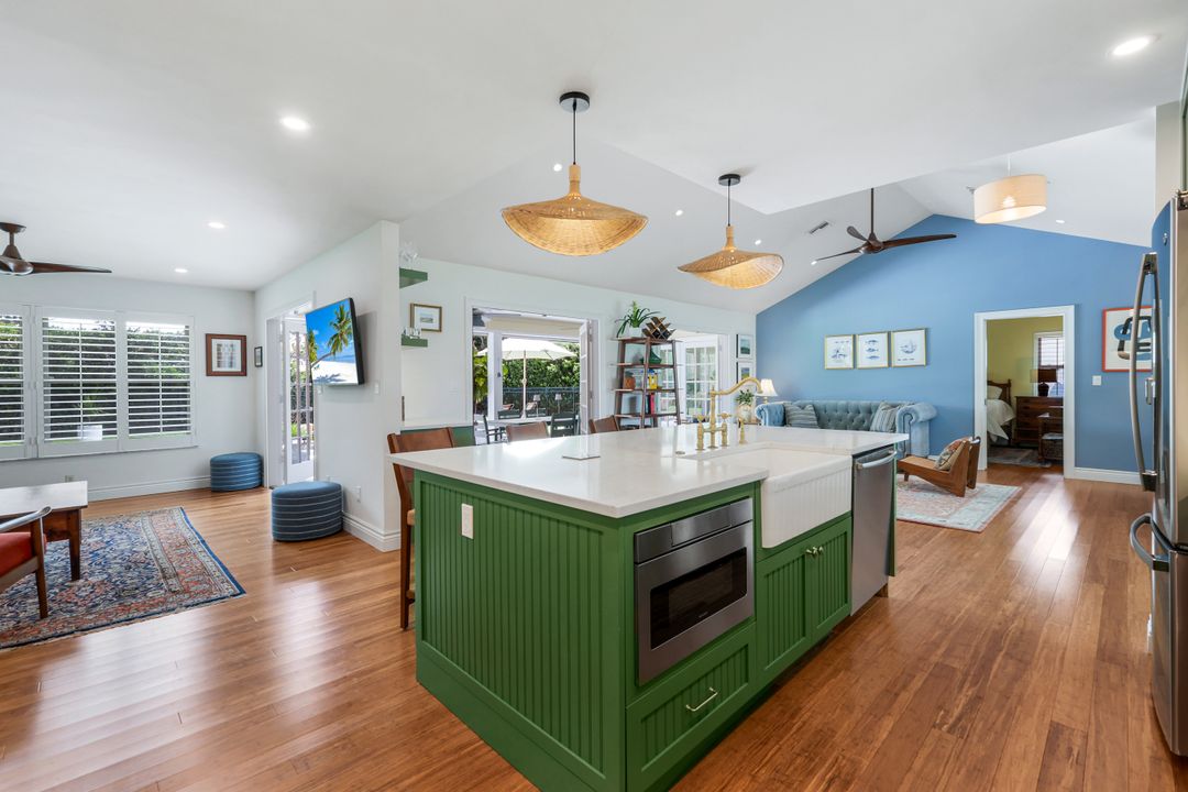 2319 Queens Way, Naples, FL 34112