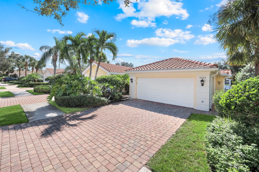 4251 Redonda Ln, Naples, FL 34119