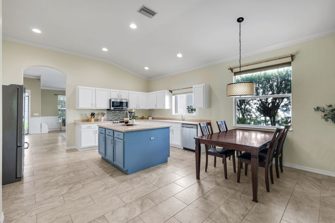 2095 Sagebrush Cir, Naples, FL 34120