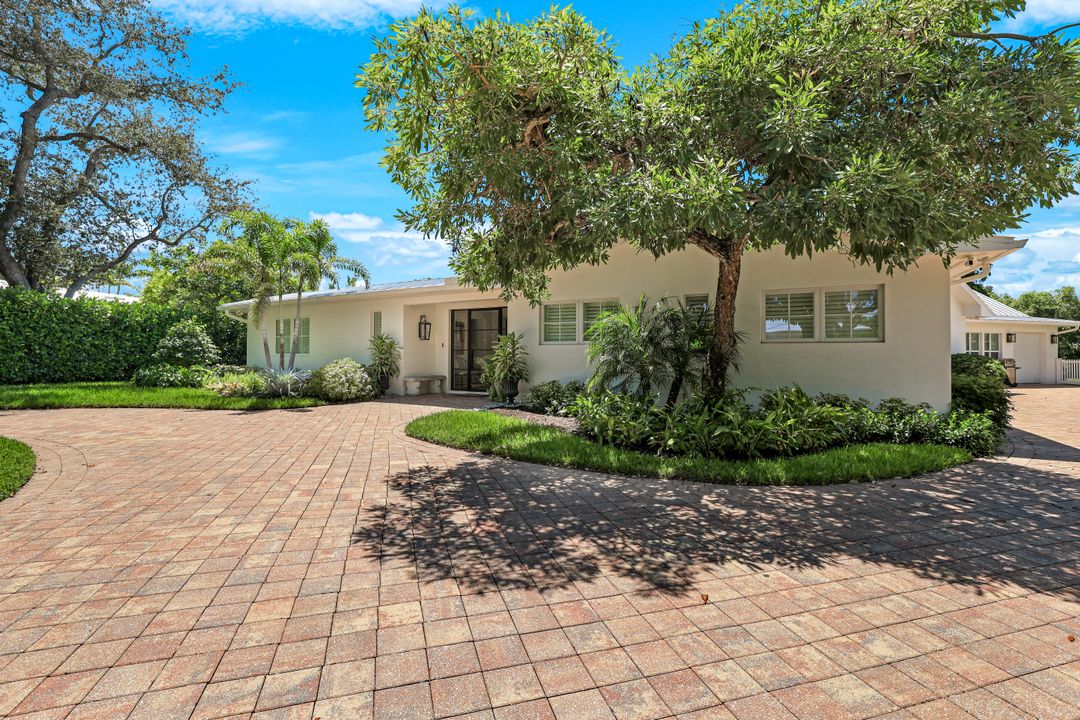 642 6th Ave N, Naples, FL 34102