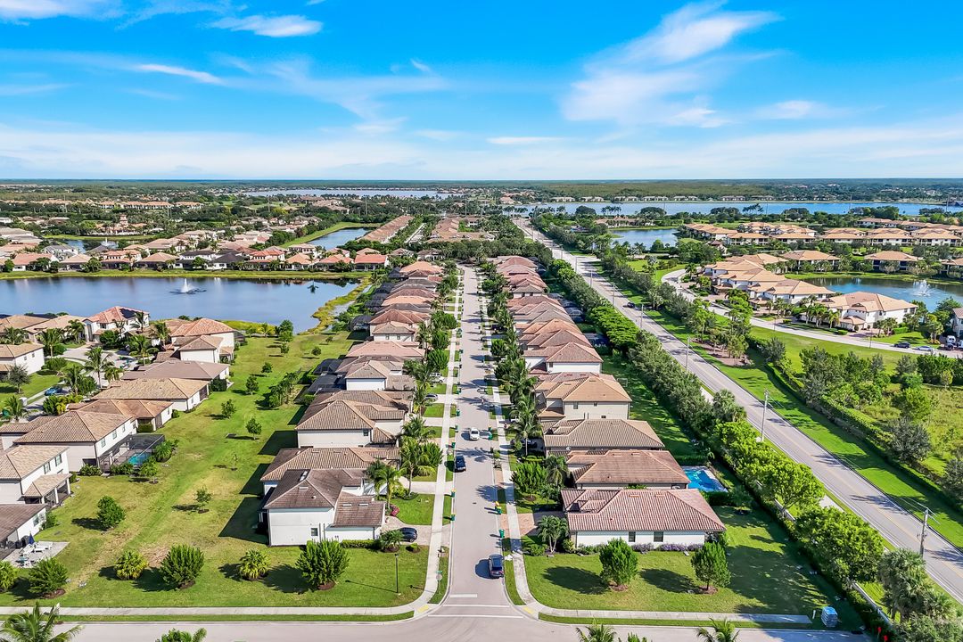 9445 Glenforest Dr, Naples, FL 34120