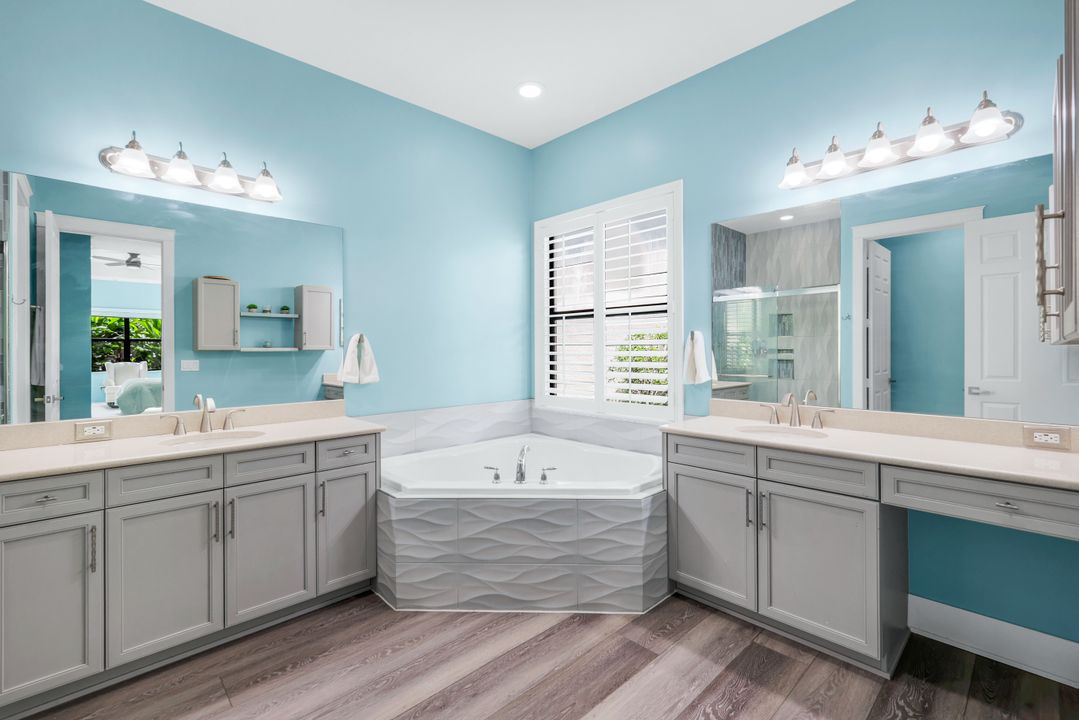 2704 Crystal Way, Naples, FL 34119