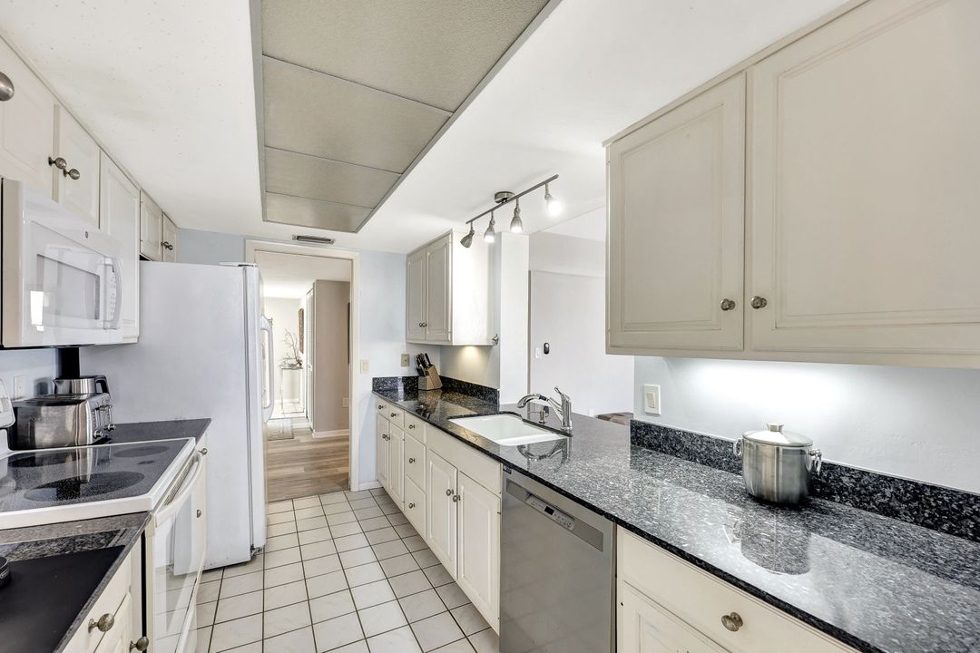 11 Bluebill Ave #1005, Naples, FL 34108