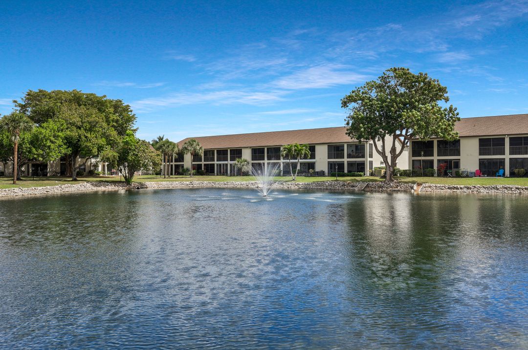 9290 Lake Park Dr #104, Fort Myers, FL 33919