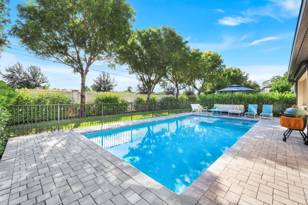 9445 Glenforest Dr, Naples, FL 34120