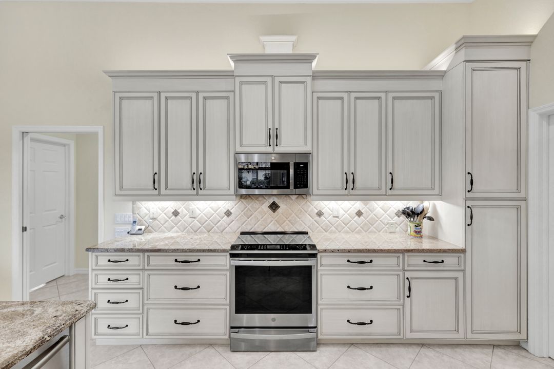 3750 Lakemont Dr, Bonita Springs, FL 34134