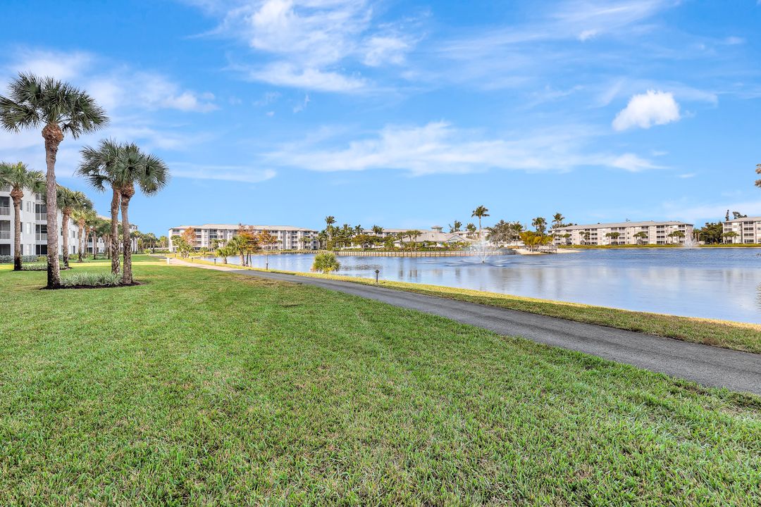 16605 Lake Cir Dr #322, Fort Myers, FL 33908