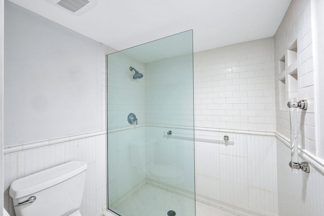 11030 Gulf Shore Dr #302, Naples, FL 34108