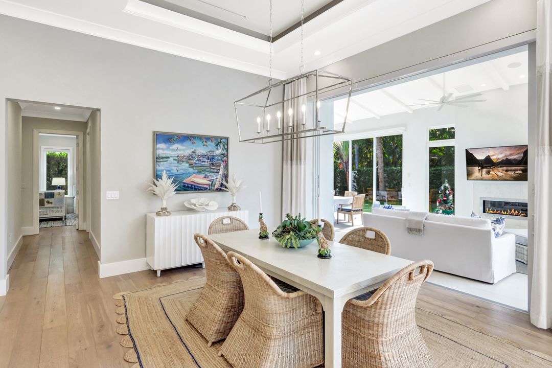 680 Wedge Dr, Naples, FL 34103