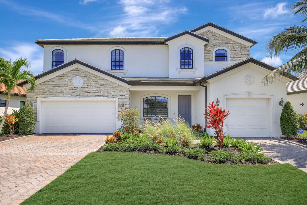 2102 Antigua Ln, Naples, FL 34120
