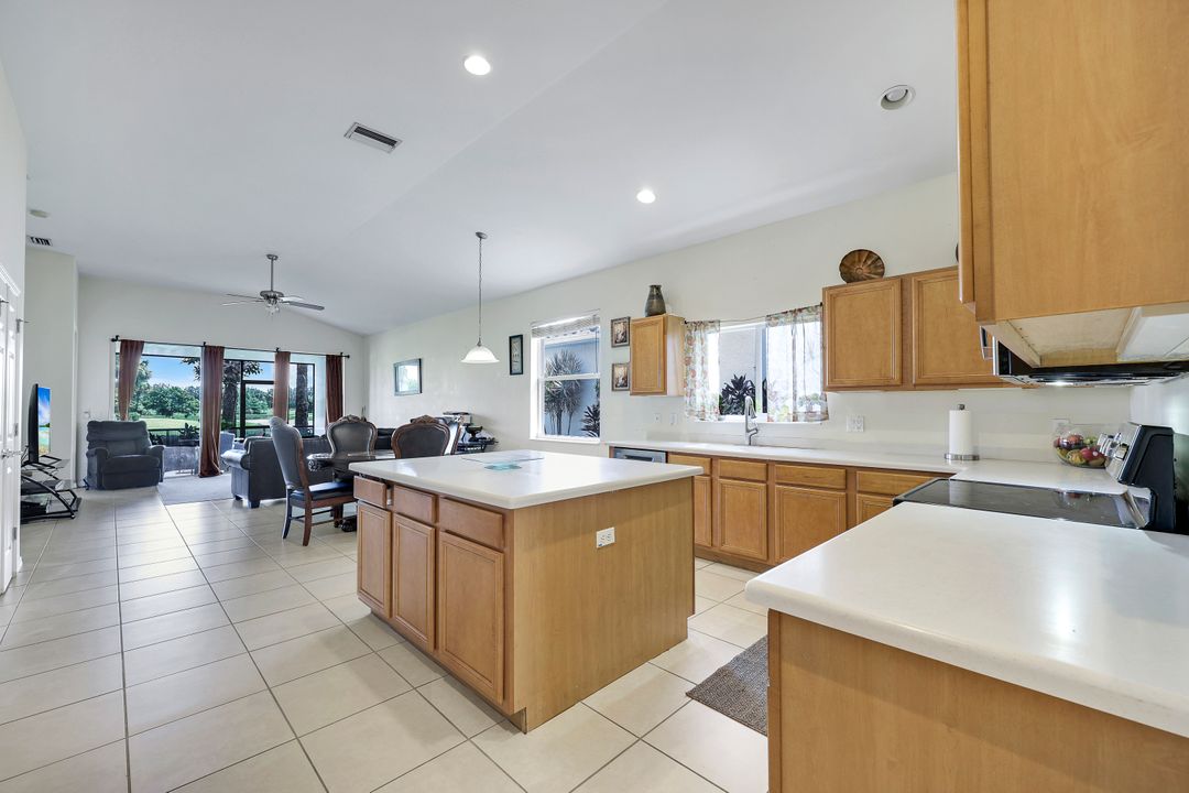 2010 Fairmont Ln, Naples, FL 34120