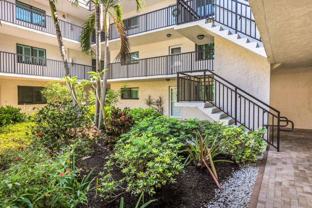 788 Park Shore Dr #E20, Naples, FL 34103