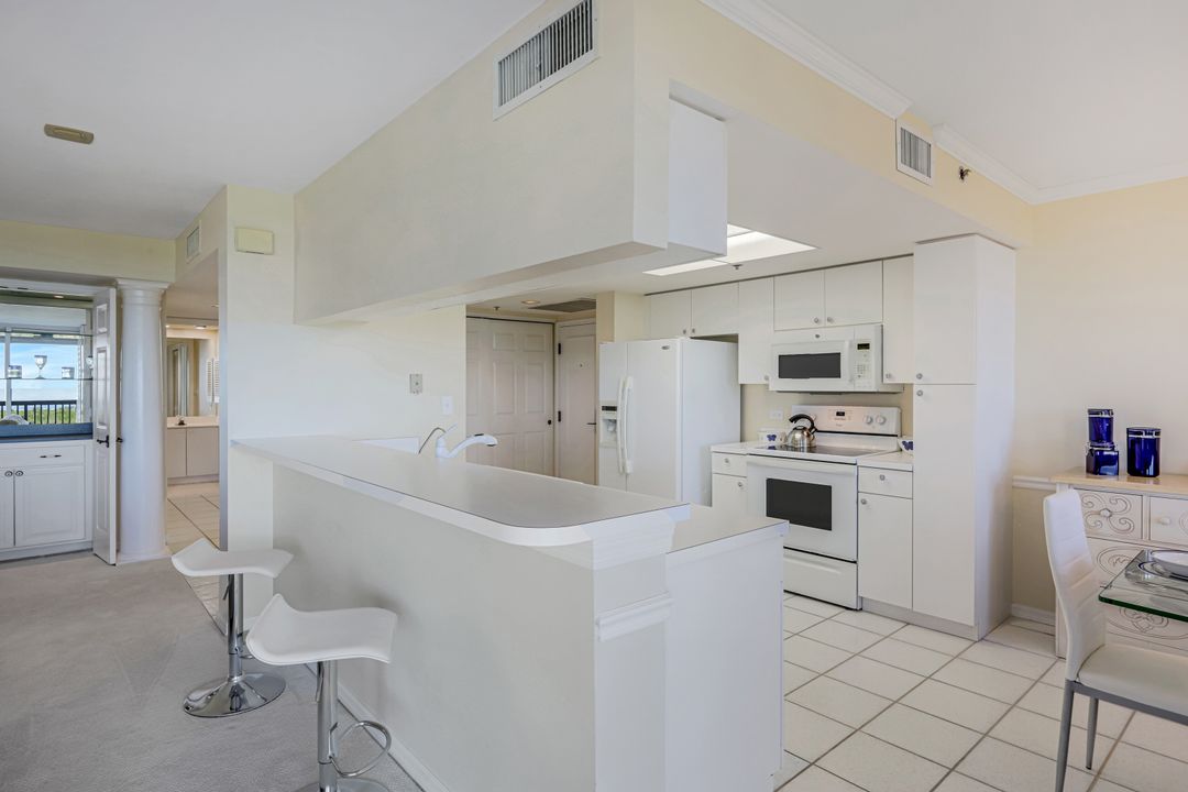 6585 Nicholas Blvd #905, Naples, FL 34108